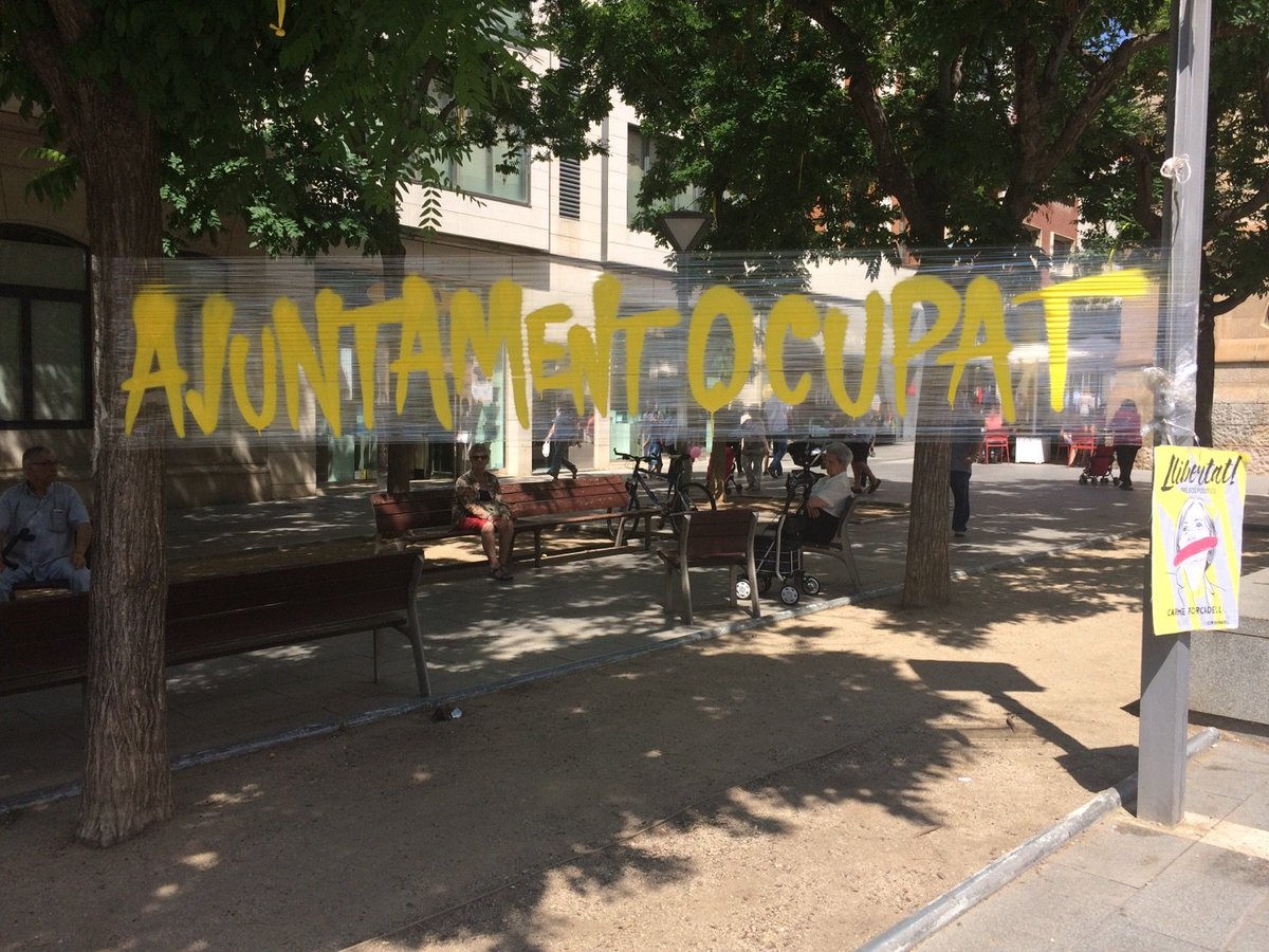 laforja_sbd's tweet photo. 24 hores de resistència. L'ajuntament segueix okupat pel CDR de Sabadell. Tot el poder pel poble.
#PrenemElPoder15J https://t.co/uAo28VH3fz