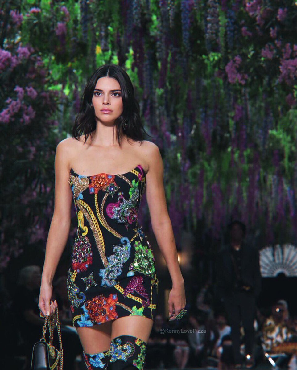 michaeIasbf's tweet photo. FASHION QUEEN 🌞
#MFW #VersaceSS19 #VersaceLive
#KendallJenner https://t.co/el8Wzfcwow