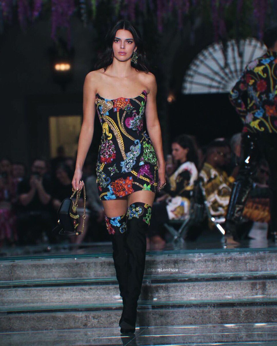 michaeIasbf's tweet photo. FASHION QUEEN 🌞
#MFW #VersaceSS19 #VersaceLive
#KendallJenner https://t.co/el8Wzfcwow