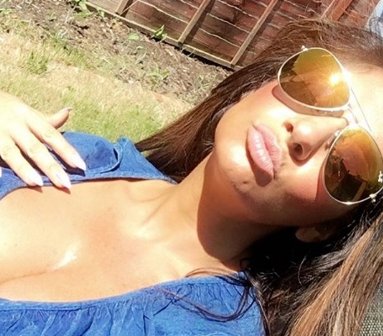 DailyMirror's tweet photo. Reality star defends letting son, 16, take raunchy underwear snaps of her https://t.co/NbEruKYwFJ https://t.co/dCSaRy4vq9