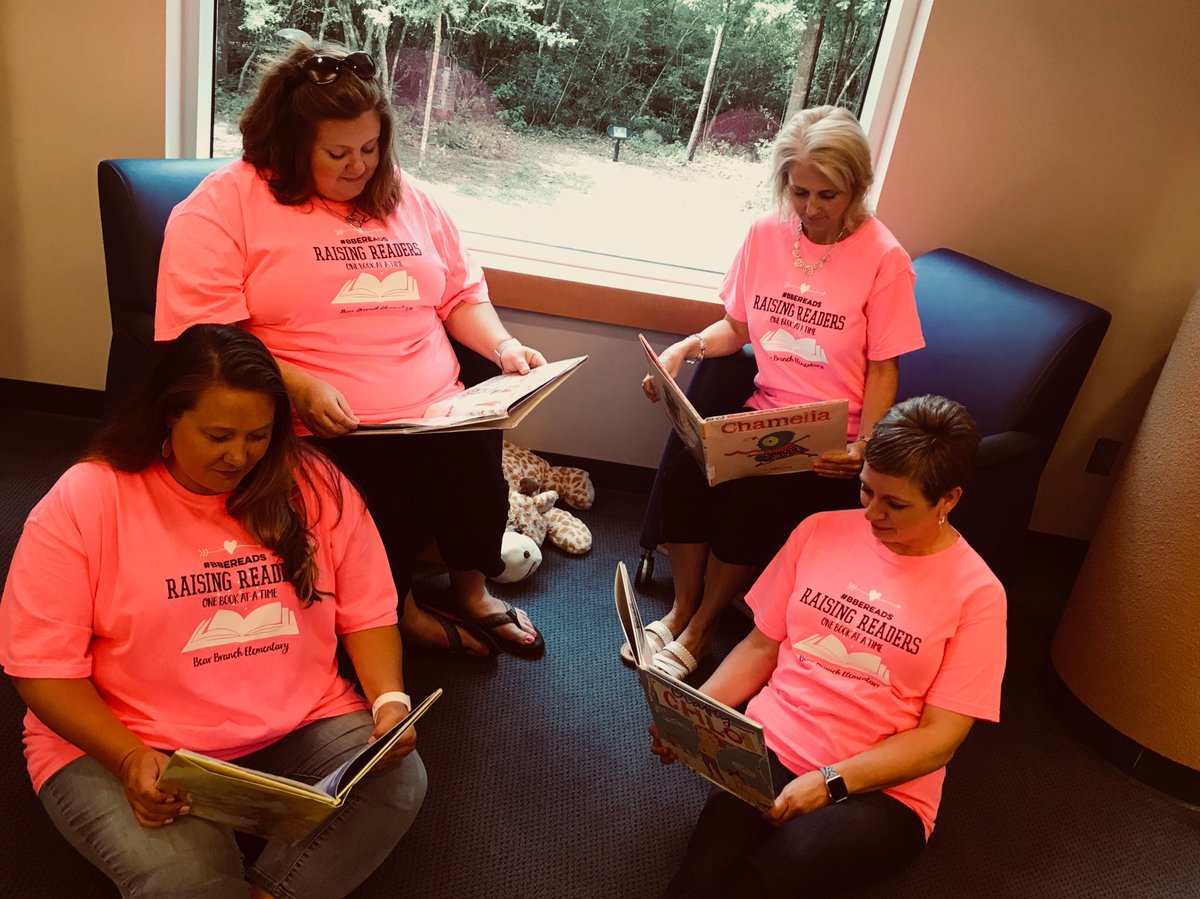 AmyCunningham's tweet photo. Read at the Library 📚 #BBEReads ⁦@bearbranchelem⁩  ⁦@simplygrace⁩ ⁦@leadjmoore ⁦@jfunkmathcoach⁩ https://t.co/cmHDNHpaCD