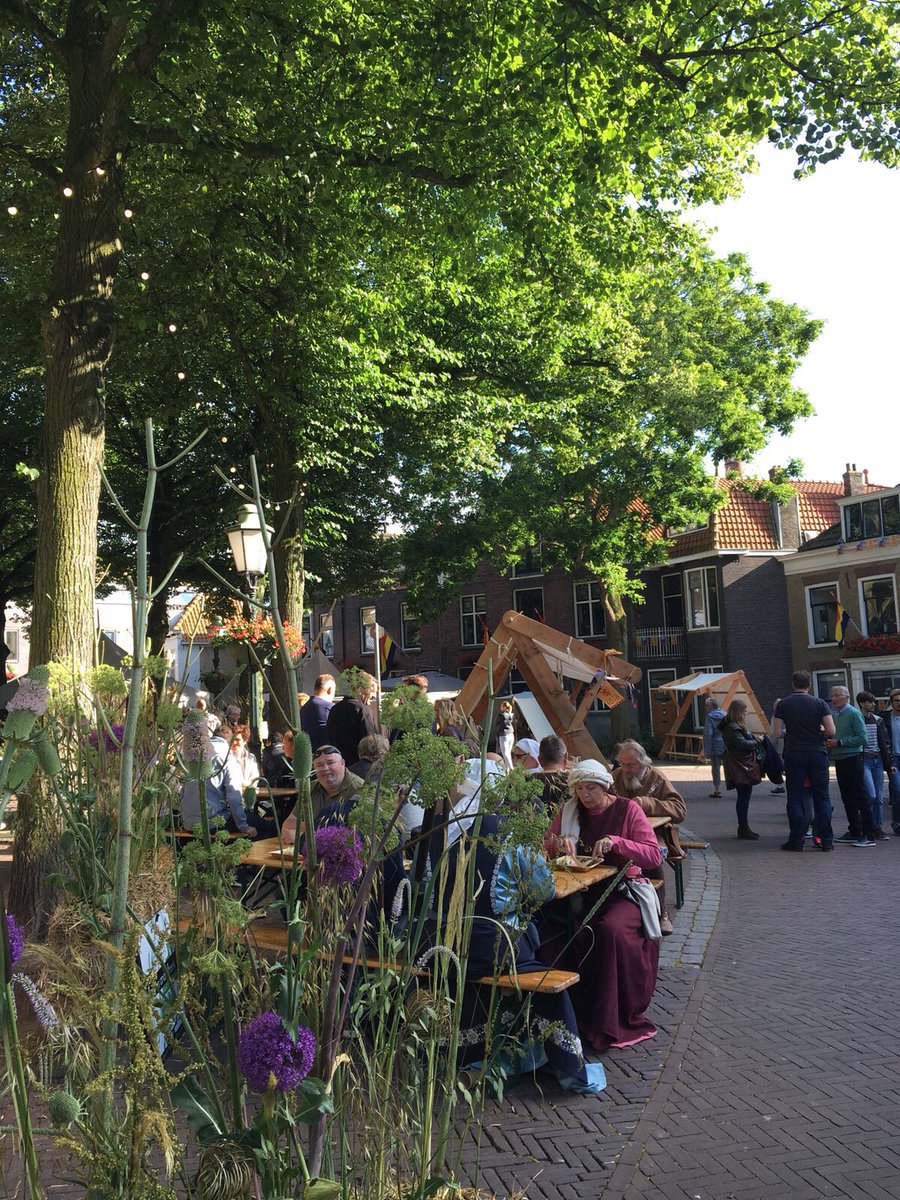 GraafDirkIII's tweet photo. Dirk’s FeestDis is het walhalla voor lekkerbekken! In de middeleeuwen wisten ze prima wat lekker eten, drinken en genieten was. Hier in het avondzonnetje bij de Grote Kerk!
#vlaardingen #vlaardingen1018 #stadsspektakel #flardinga #middeleeuwen #slagbijvlaardingen #dirksfeestdis https://t.co/qgO2oKTreA