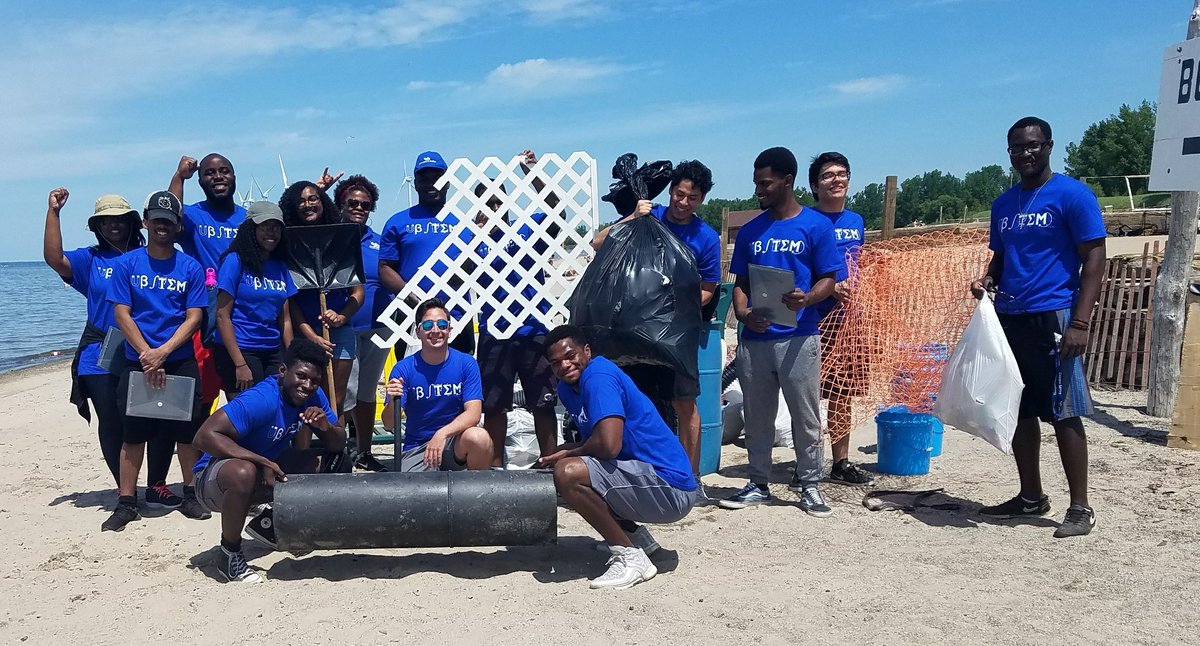 <a href="/UBuffalo/">UBuffalo</a> #LSAMP Summer #Research Interns pick up 290 lbs of trash from <a href="/WoodlawnBeach/">Woodlawn Beach</a> today!! #HornsUp #UBuffalo 🤘🏾 #CommunityService #Sustainability #AdoptaBeach #WeOutHere