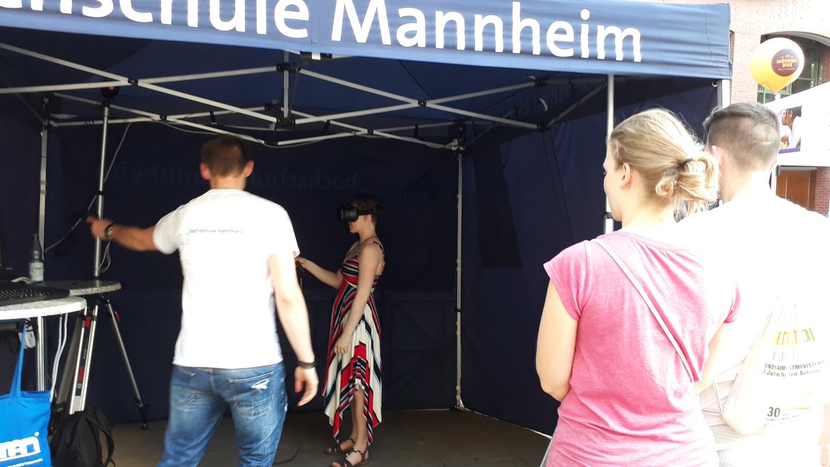 M4cities's tweet photo. Die #autofreie und umgestaltete Kunststraße könnt ihr heute auch virtuell erleben! Danke an #kve und @UASMannheim #MonnemBike #VirtualReality https://t.co/UdvUtE0Qh3