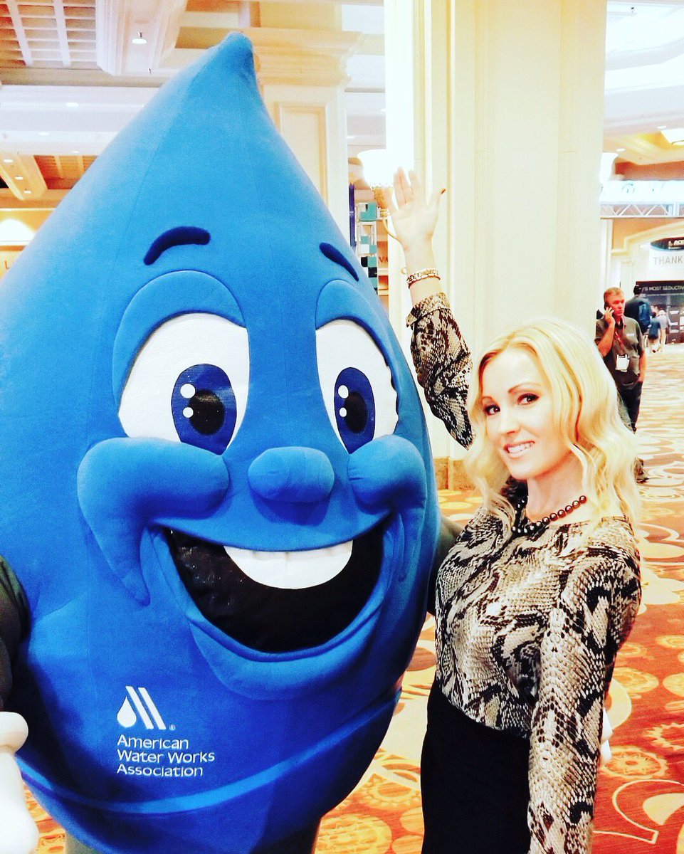 red7live's tweet photo. JoDee having fun at ACE 18 last week! #ace18 #livemarketing #marketing #eventmanager #tradeshow #experimentalmarketing #facetofacemarketing #dancing #marketing #red7live #host #webinar #publicspeaking #presenter #backstage https://t.co/qthAJYxs1R