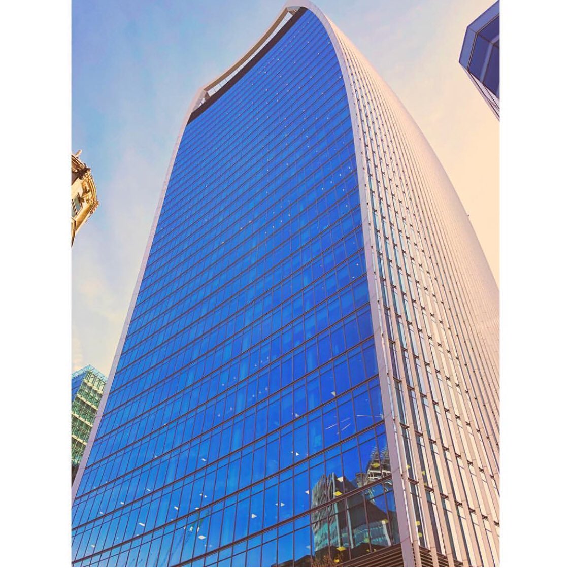 SydneysTravels's tweet photo. 📍🇬🇧|“Walkie Talkie” 🏙
#sydneystravels #london #cityscape #views #skygardens #walkietalkie #highlife #traveller #travelvlog #photography #architecturephotography #travellerstories #travelvlogger  #concretejungle
@SG_SkyGarden 
@SG_Fenchurch 

https://t.co/5sWL14irSy https://t.co/JGcY3QnEvF
