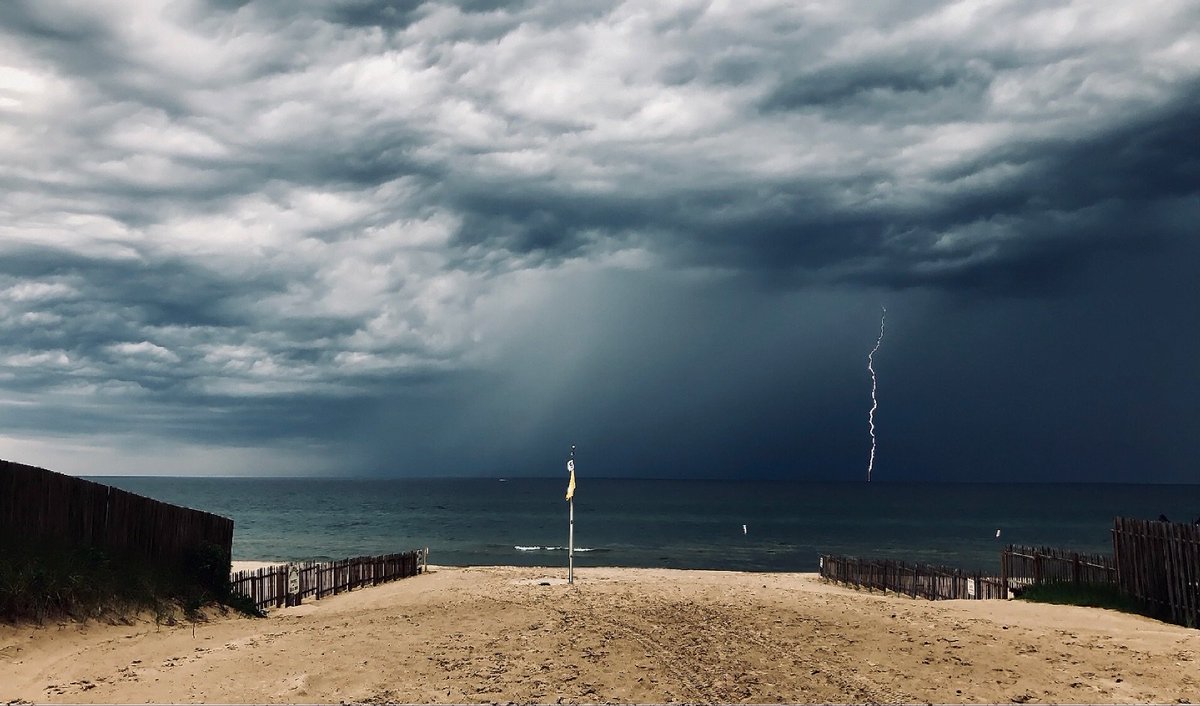 VikiKnappWX's tweet photo. South Haven, MI #miwx https://t.co/x6LQoOb3py