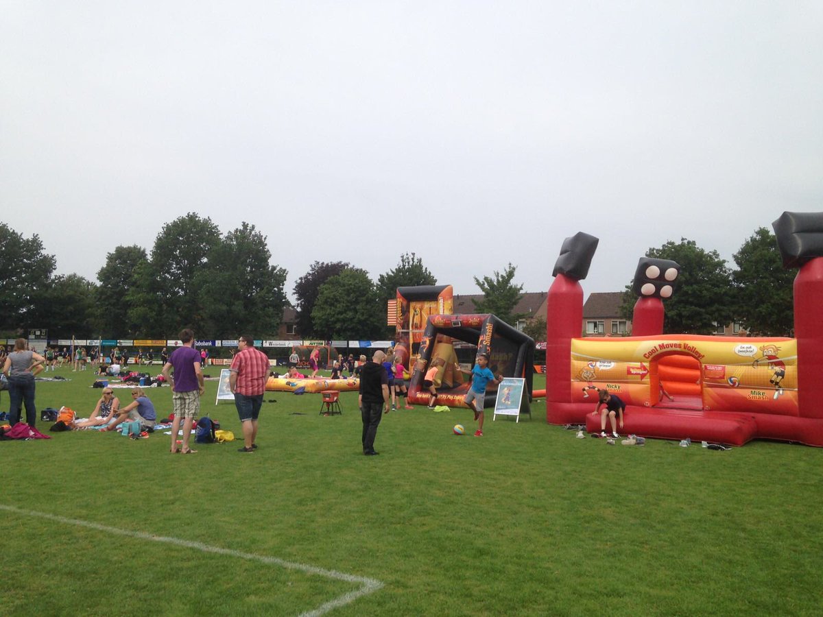 Meer dan 110 teams, 44 volleybalvelden en de Join Volleybal bus: vandaag allemaal bij <a href="/Vierhofsteden/">Vierhofsteden</a> in Twello!😃