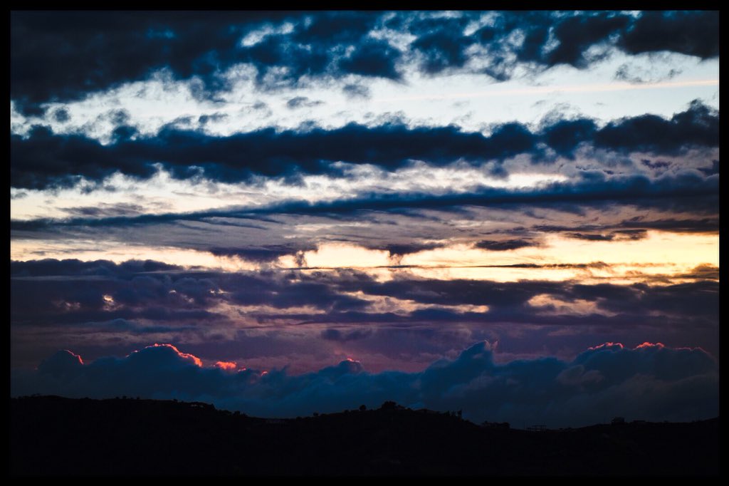MKWPublishing's tweet photo. Dramatic sunset...🌅

#sunset #clouds #spain @StormHour @CloudAppSoc @EarthandClouds @ThePhotoHour #darksunset https://t.co/WlB8k4cWSi