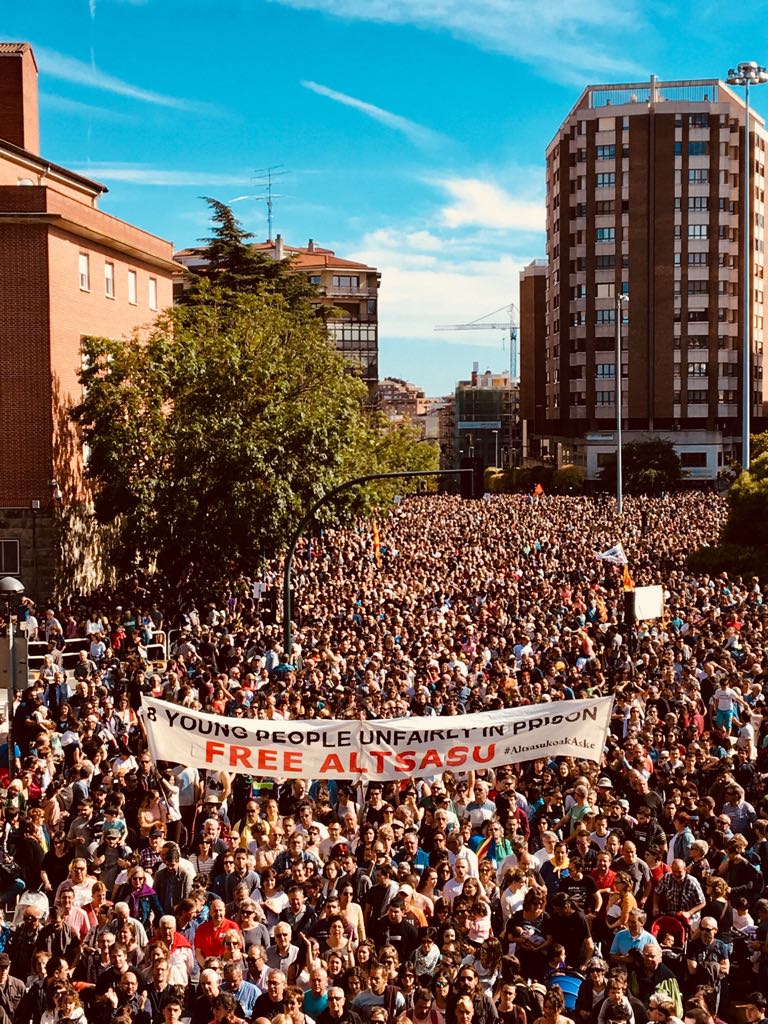 ¡¡Lo hemos conseguido!! Se ha superado con creces la anterior manifestación del 14 abril. 2,5 kilometros llenos con más de 80.000 personas. BIBA ZUEK!! #Altsasu #Alsasua #Iruñea #Pamplona