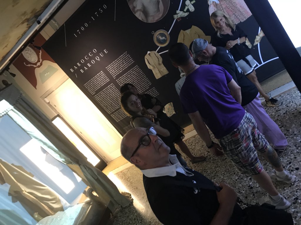 Tanto #divertimento e giocosità con gli amici rugbisti tra #Casanova e un bicchiere di prosecco #CasanovaMuseum #Venice #MuseoCasanova #laurayourbestveniceguide #Venezia #casanovatour