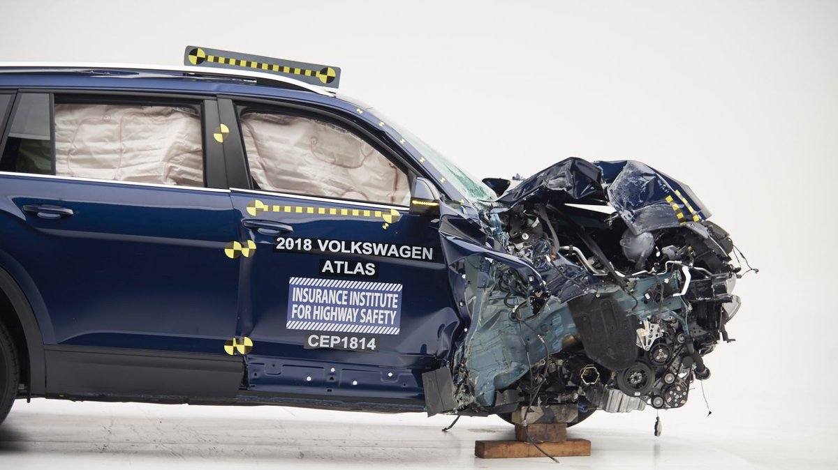 IIHS_autosafety's tweet photo. One piece that factors into a vehicle's overall crash test rating is how well the structure resists intrusion into the occupant space. The 2018 Volkswagen Atlas maintained this space well while the 2018 Jeep Grand Cherokee allowed significant intrusion. https://t.co/hLU9y3zZet https://t.co/S8hLjXqvP8
