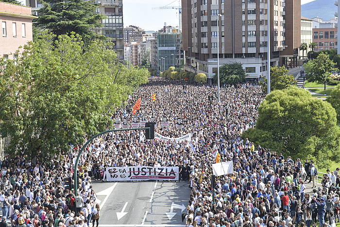 berria's tweet photo. [KRONIKA]
Handia eta hunkigarria izan da gaur Iruñean Altsasuko Gurasoek antolatuta egin duten manifestazioa #AltsasukoakASKE @Altsasugurasoak 
https://t.co/x6p5ySYZAE https://t.co/QJIAGn5PND