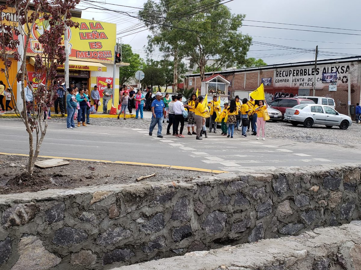 QroPrd's tweet photo. En #Querétaro seguimos promoviendo el voto por los mejores candidatos, @LuisBNava, @FeliFerMacias, @makugo y @RicardoAnayaC. #PRDalFrente #VotaPRD https://t.co/HZ8KkjwAxe