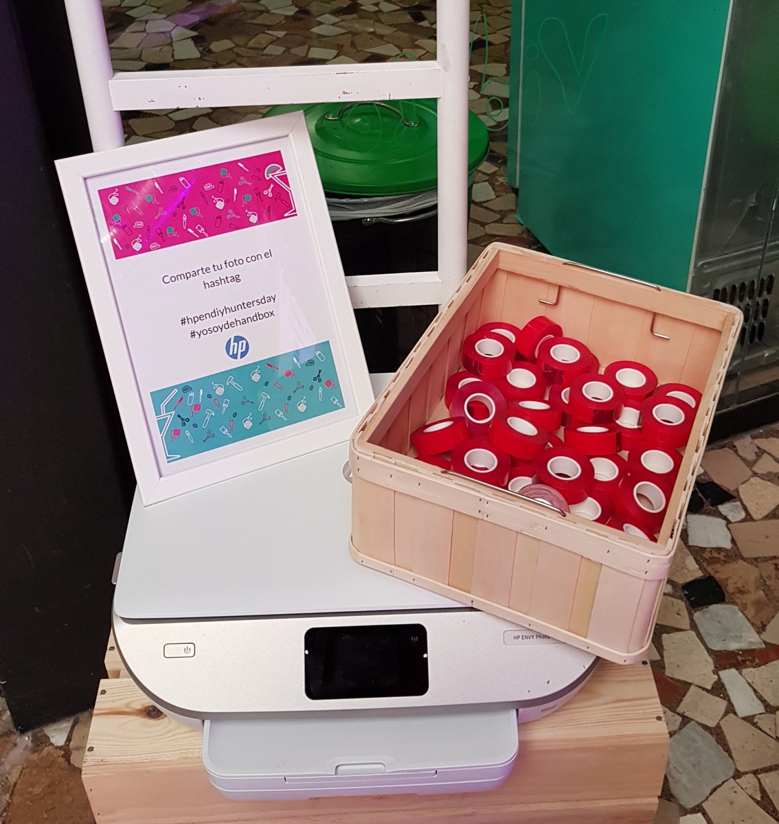 HPEspana's tweet photo. ¡Hoy estamos en el #DIYHuntersDay apoyando a la comunidad #DIY!
Mostramos cómo decorar las paredes con recuerdos 📸🖨👌
#ReinventMemories https://t.co/oHQnFPhM7s