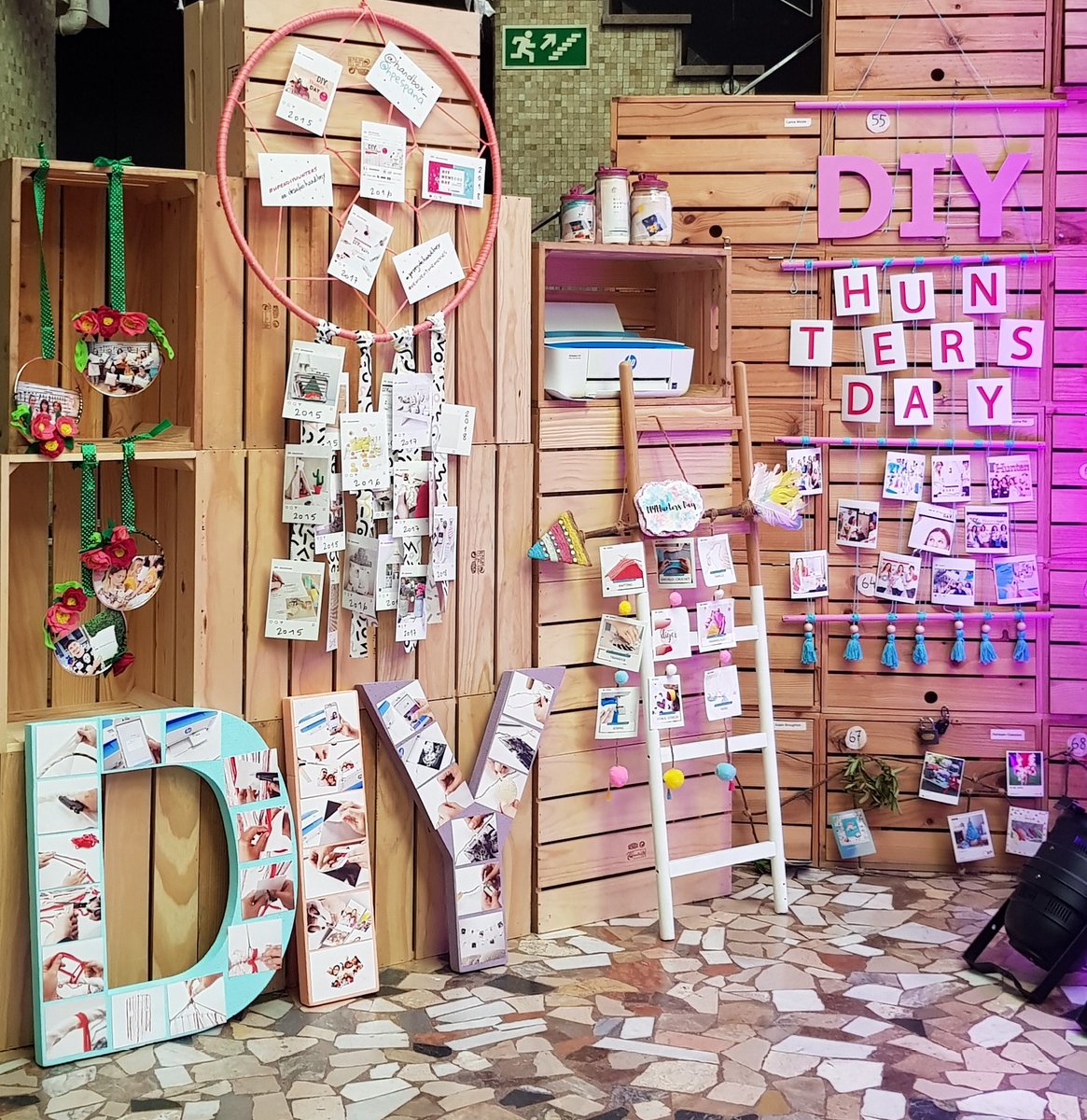 ¡Hoy estamos en el #DIYHuntersDay apoyando a la comunidad #DIY!
Mostramos cómo decorar las paredes con recuerdos 📸🖨👌
#ReinventMemories