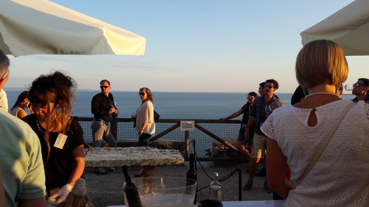 ECiuk's tweet photo. "Mare e #Vitovska in Morje 2018"  . Il successo della 12esima edizione.35 produttori del vitigno autoctono del #Carso sloveno e italiano con 30 ristoratori nella suggestiva cornice del Castello di #Duino @TgrRaiFVG https://t.co/tyouoZKZLG