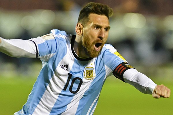 kathysinger2013's tweet photo. Ver jugar al mejor jugador del mundo ya es un privilegio. y aunque le ofrecieron jugar para España, el firme se quedó en su país, país que no fué el que le ayudó a ser quien es hoy.. así que no necesito más nada, solo verlo jugar,ver cuando lo marcan de a 5 es hermoso.#amaramessi https://t.co/JXmsQzg6SC