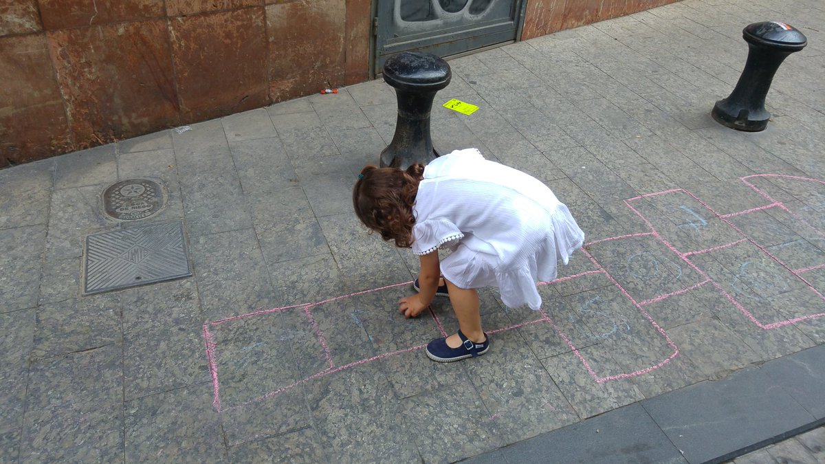 MossenMila's tweet photo. Tarde de juegos tradicionales en la plaza para los infantiles #MossenMilaMOLA https://t.co/hyYD0jzrie