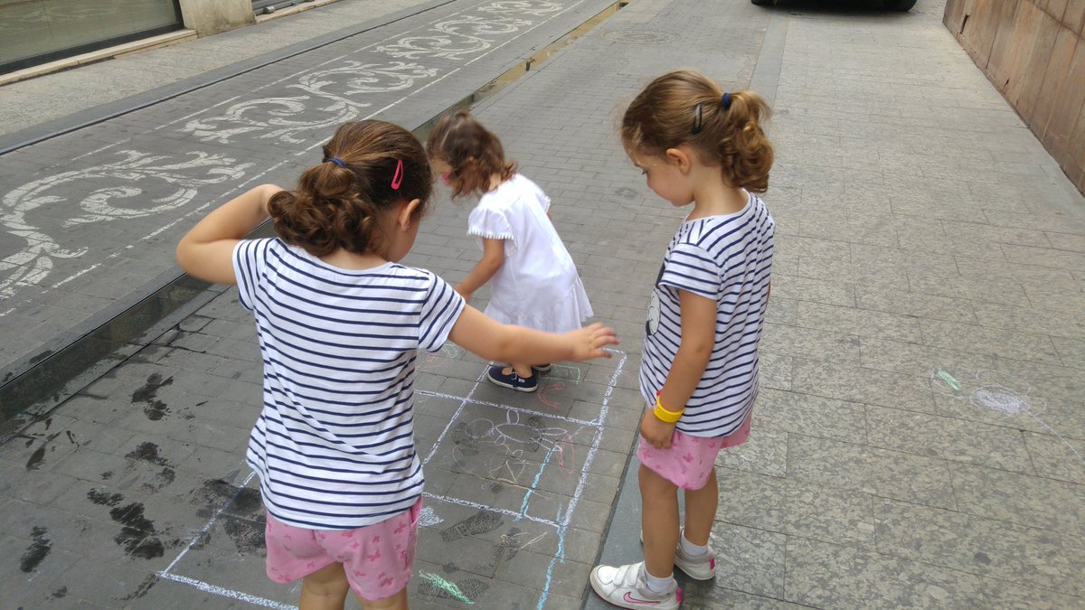 MossenMila's tweet photo. Tarde de juegos tradicionales en la plaza para los infantiles #MossenMilaMOLA https://t.co/hyYD0jzrie