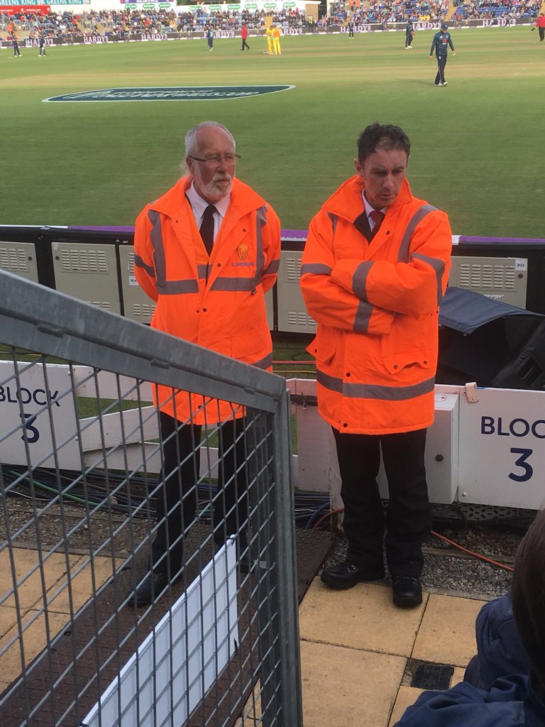 supersopfish's tweet photo. Cricket’s heroes #ENGvAUS https://t.co/jbNQngYFYU