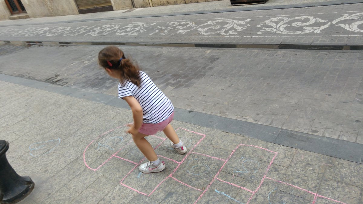 MossenMila's tweet photo. Tarde de juegos tradicionales en la plaza para los infantiles #MossenMilaMOLA https://t.co/hyYD0jzrie