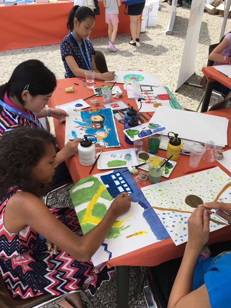 UNGeneva's tweet photo. 🖍🖍🖍 We had kids #standup4humanrights today at the @UNHumanRights Office’s Open Day! Children from Geneva English School participated in a workshop with 🇪🇸 artist Cristobal Gabarrón &amp; produced artwork for the #kids4humanrights contest. Info: https://t.co/40C2SxIL94 https://t.co/Lzy2lZRMVu
