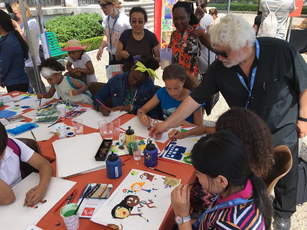 UNGeneva's tweet photo. 🖍🖍🖍 We had kids #standup4humanrights today at the @UNHumanRights Office’s Open Day! Children from Geneva English School participated in a workshop with 🇪🇸 artist Cristobal Gabarrón &amp; produced artwork for the #kids4humanrights contest. Info: https://t.co/40C2SxIL94 https://t.co/Lzy2lZRMVu