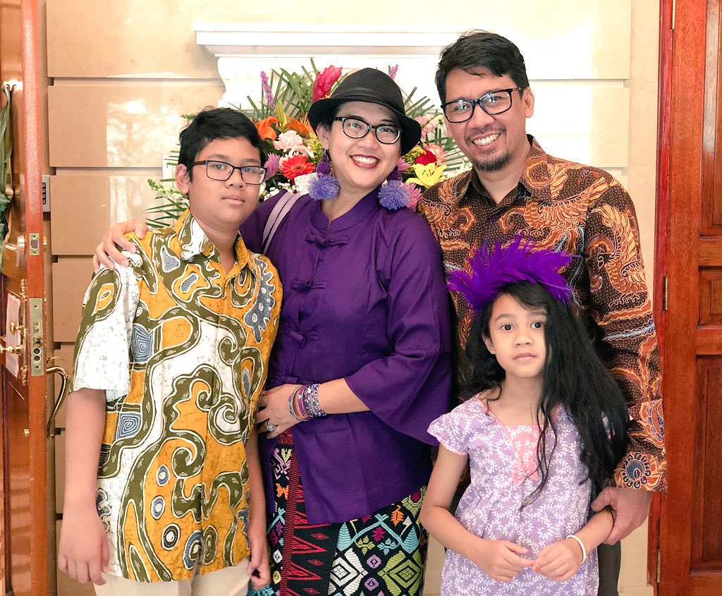 indahnuria's tweet photo. A little family portrait 😘😘😘 Eid Mubarak ♥️🕌♥️ #alhamdulillah #openhouse #thefrakarsas #boetobi #nyc #whileinnyc  @RFra75 @lilisdikdik @ByutifulMonster @ajaysurajay @arietomat https://t.co/dOmi8KZLgi
