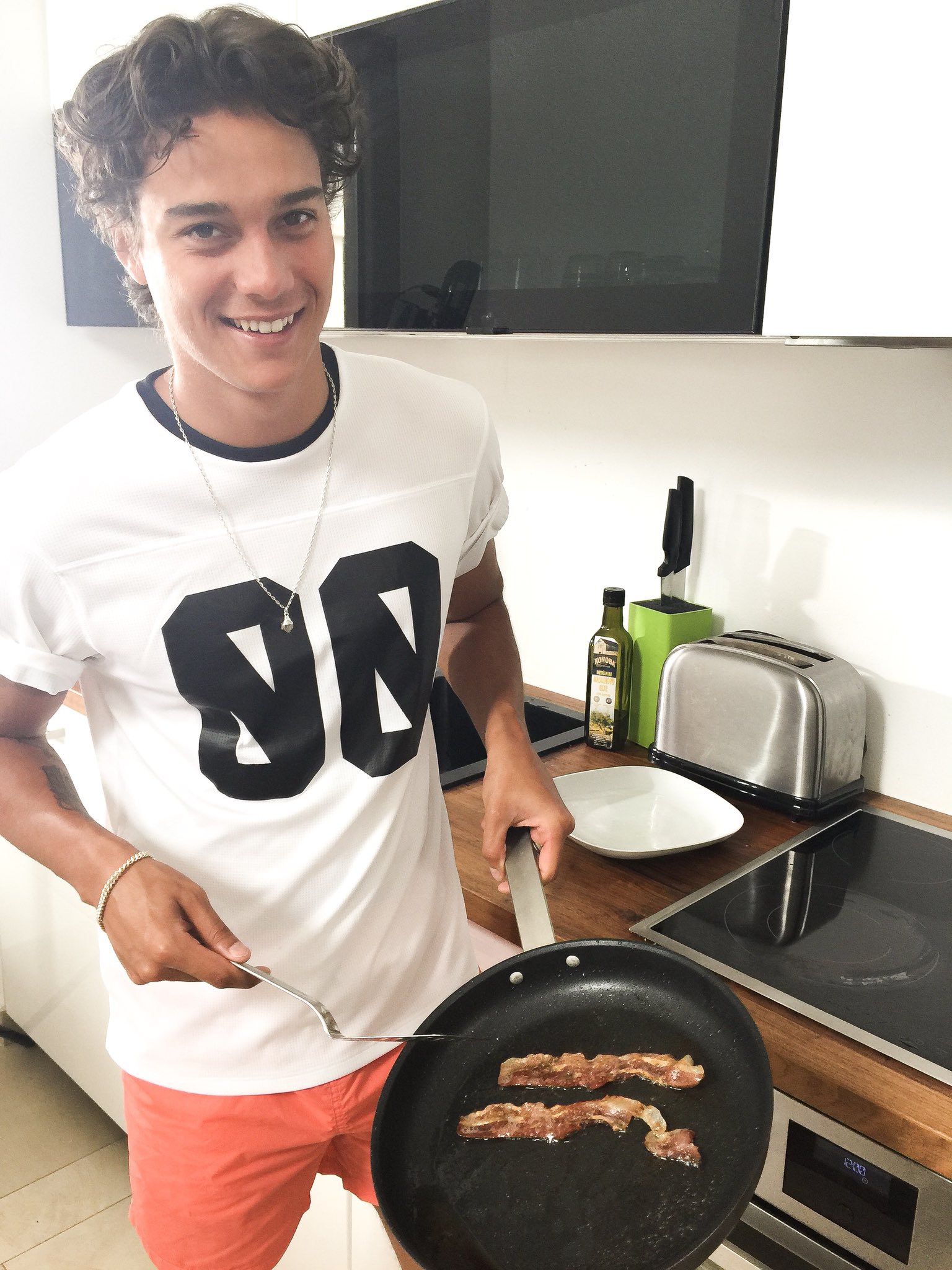 miles-nazaire-sur-twitter-who-do-you-want-in-my-next-youtube-video-foodchallenge-masterchef-https-t-co-cwba0cgrr4-twitter