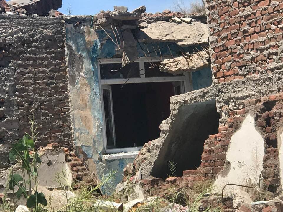 Diyarbakır Sur Acil Yuva 
Bu güzel kızı Sur'da yıkılmış bir evin alt katında bir odada gördük. Bulunduğu odadan çıkmaya korkuyor,  akşamları ortaya çıkan büyük köpeklerin saldırısına uğruyor.4 aylık olan rot kırması kızımıza ömür boyu bakılacağı bir yuva arıyoruz.