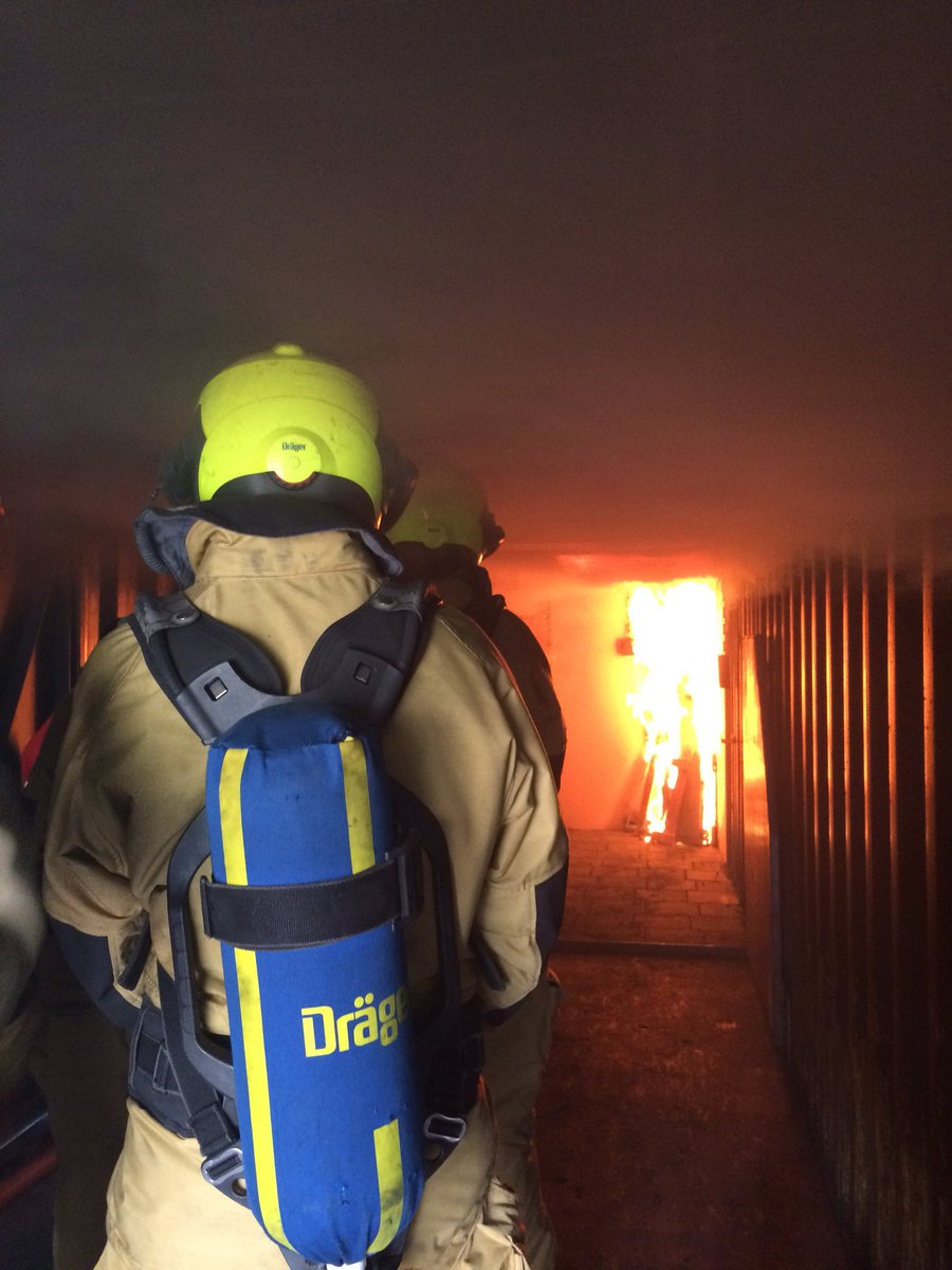 PPierneef's tweet photo. Vandaag ook MSA leergang 21 de #CFBT container laten ervaren. #ELO Lesplan BB E4 Rookgaskoeling past prima binnen de leerdoelen van burn AT-02. #brandverloop ventilatiegecontroleerde brand en #straalpijptechnieken beoefenen. @Vakbekwaam_ZHZ https://t.co/HoshWpZIA5