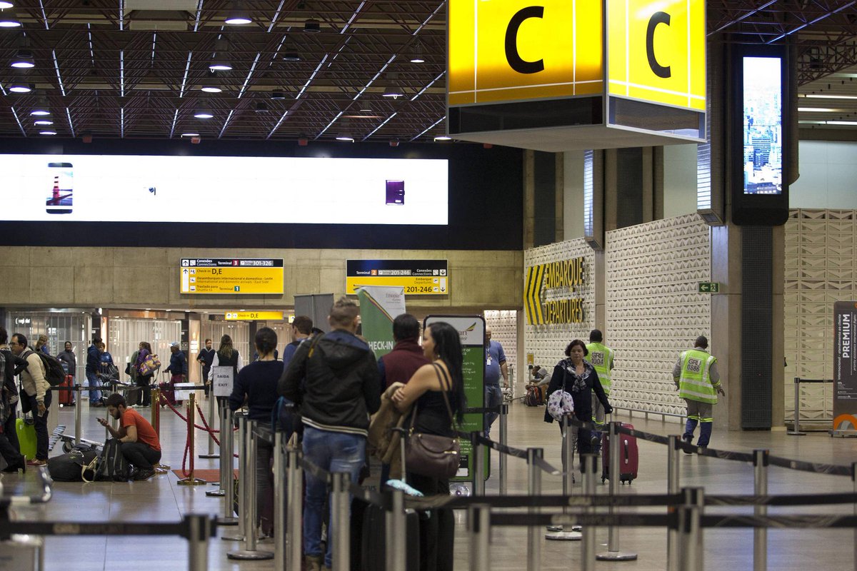 UOL's tweet photo. Falha em radar | Aeroportos de SP têm atrasos e voos suspensos https://t.co/IwJ90G6TlQ https://t.co/4yZ2pAgRHZ