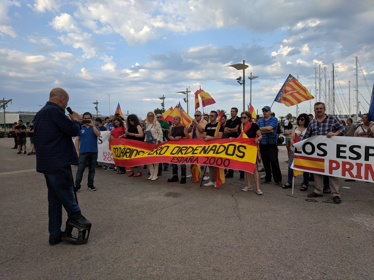 📣 En #Valencia, recibiendo al barco #Aquarius 🚢 
Nosotros lo tenemos claro:
#LosEspañolesPrimero 👨‍👩‍👧‍👦
#DefiendeTusFronteras 🚧
#AquariusNotWelcome 🚫