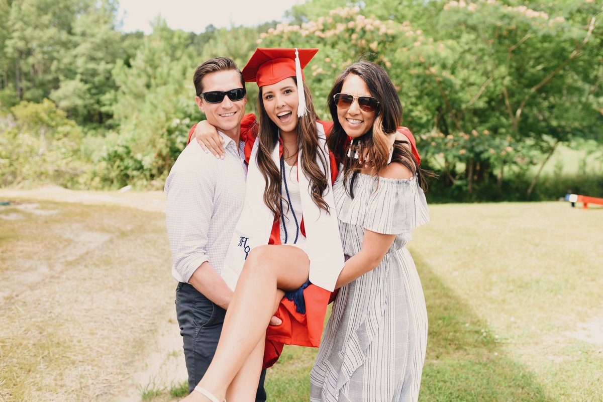 kkaileaaa's tweet photo. My parents were 17 when they had me, been together since they were 15. They both graduated on time while my dad worked to support for my mom and I. He worked 80 hours a week after graduation and my mom got her Masters degree at ODU My parents have worked so hard. Now it’s my turn https://t.co/3mAPtpVMBS