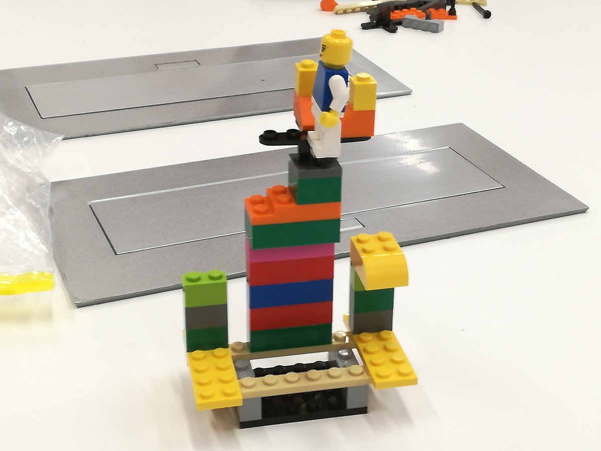 joangandiaoltra's tweet photo. Con los talleres en #innovafol de @CefireFP_EAE construir aprendizaje con #legoseriousplay junto @titodelafuente sorprendentes las posibilidades https://t.co/9woyzY9v3k