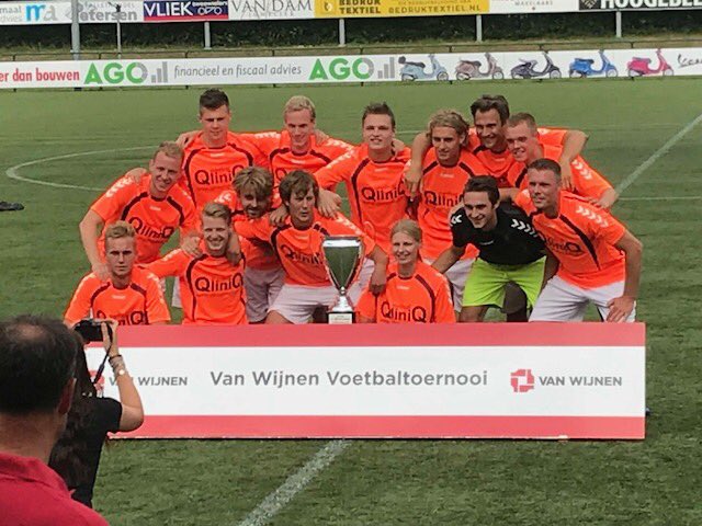 Na een geweldig sportieve dag met perfect voetbalweer is de uitslag van het Van Wijnen Voetbaltoernooi 2018 <a href="/VanWijnenGroep/">Van Wijnen</a>:
4e plaats Café Binnen
3e plaats Vliek Tweewielers
2e plaats Eetcafé de Vos
En de winnaars van het Van Wijnen Voetbaltoernooi 2018:
1e QliniQ
Van harte!