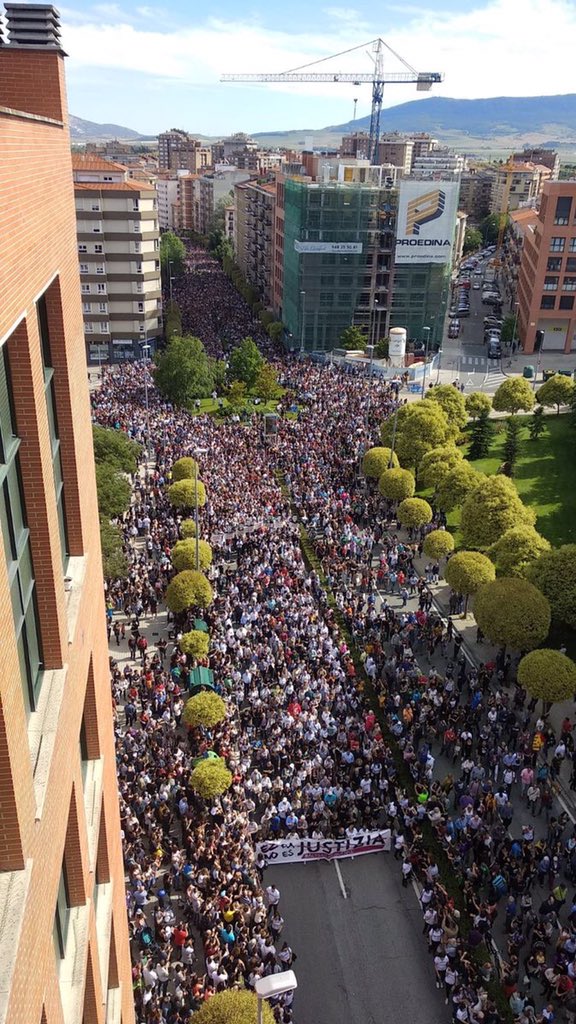 RedTifosiTM's tweet photo. Por muy lejos que os lleven,por muy lejos que estéis,saber que este pueblo está a vuestro lado.
#AltsasukoakAskatu https://t.co/QJi1r9EcmM