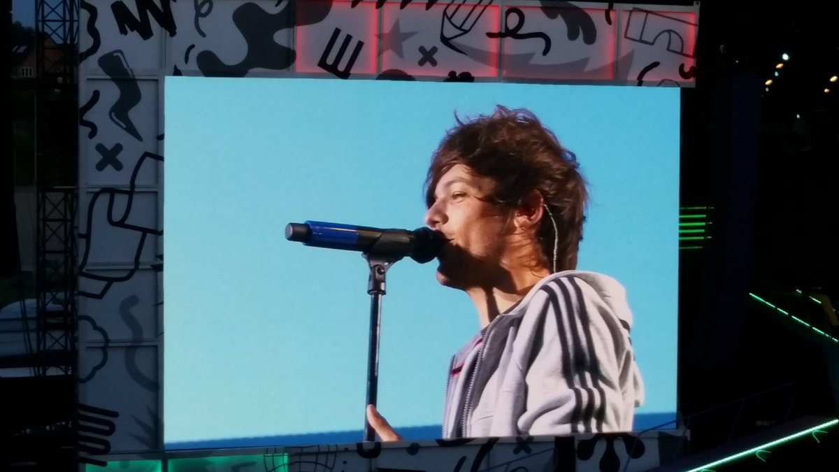 emmarosenjh's tweet photo. today its officially 3 years ago since i saw one direction for the last time😭 https://t.co/A7LBcDBVn6