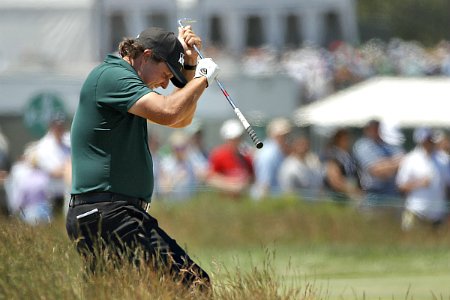 Phil Mickelson 'celebrates' birthday with blatant breach of rules in #US Open at #ShinnecockHills. Here's what happened: metrogolfmag.com/Articles/Artic…