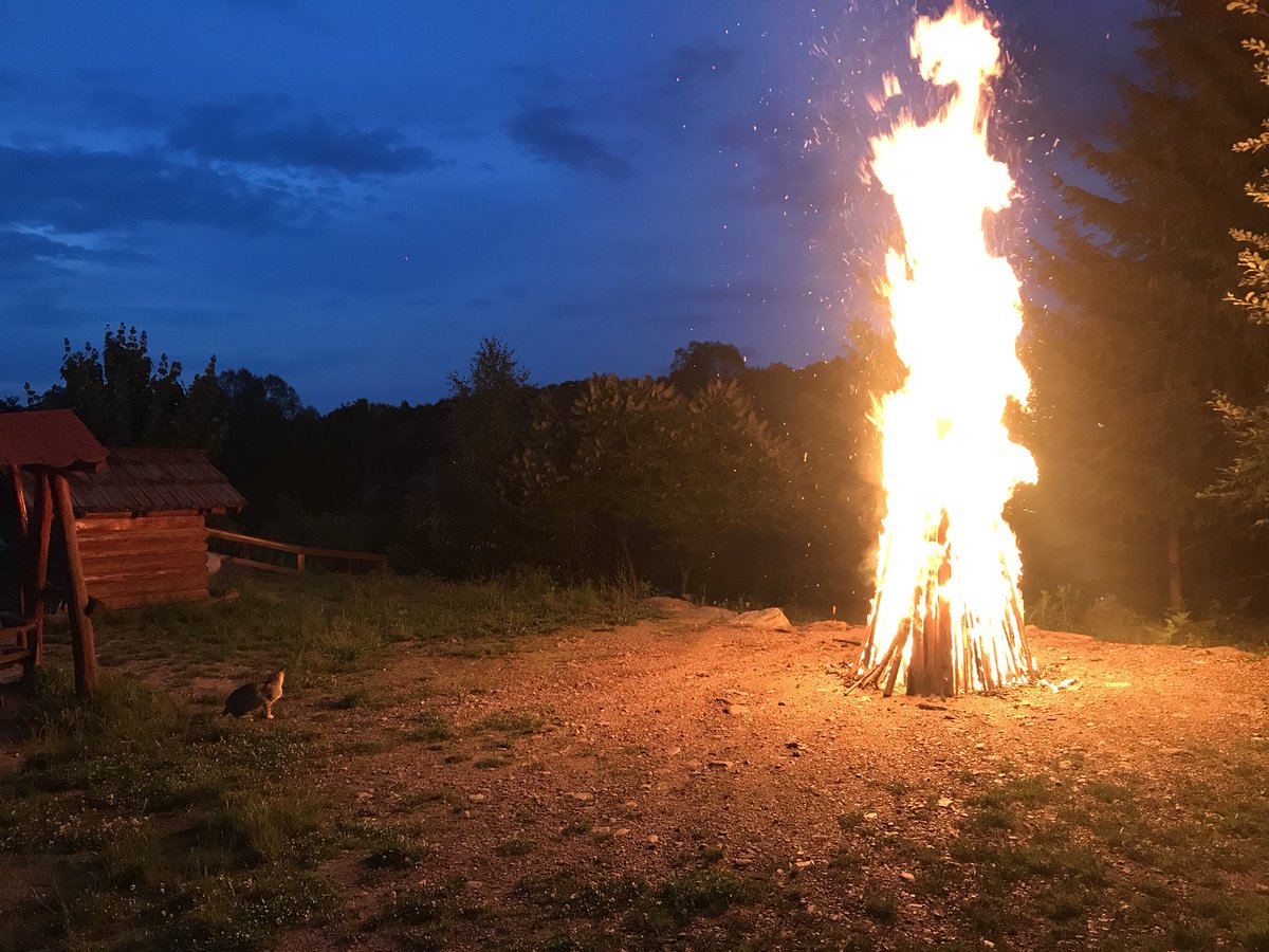 adysuciu's tweet photo. Campfire and singing night #2 at Agile Coach Camp RO @agilecc_ro @ACC_Germany #accro18 @andraydn @cris_darie https://t.co/q4AlArj6gq