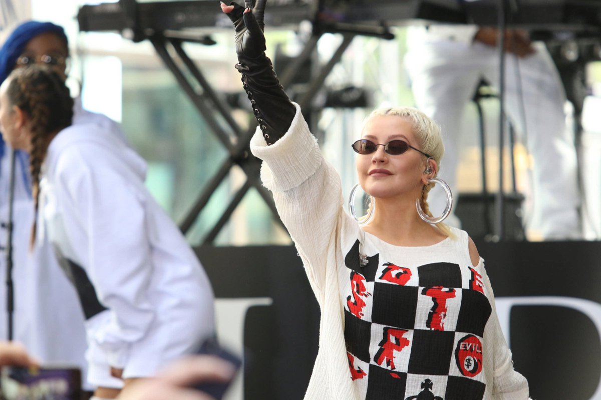 ChristinaCenter's tweet photo. (PHOTOS // 15-06-2018) @Xtina lors de sa performance pour l'émission @TODAYshow https://t.co/32qJY8bgx6