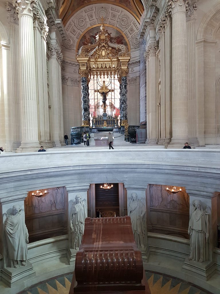 могила наполеона бонапарта в париже. саркофаг наполеона дом инвалидов в париже. могила наполеона бонапарта. усыпальница наполеона бонапарта в париже. саркофаг наполеона дом инвалидов в париже.