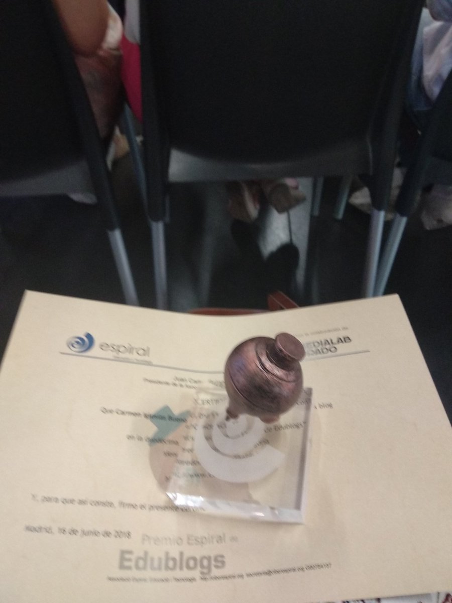 ConOtraCLASE's tweet photo. De vuelta a casa con nuestra peonza de bronce #Espiraledublogs qué más se puede pedir después de un día intenso, lleno de emoción, rodeada de amigos. Gracias @ciberespiral por este reconocimiento que nos impulsará a seguir trabajando #ConOtraCLASE https://t.co/8EpTJ2AKvj