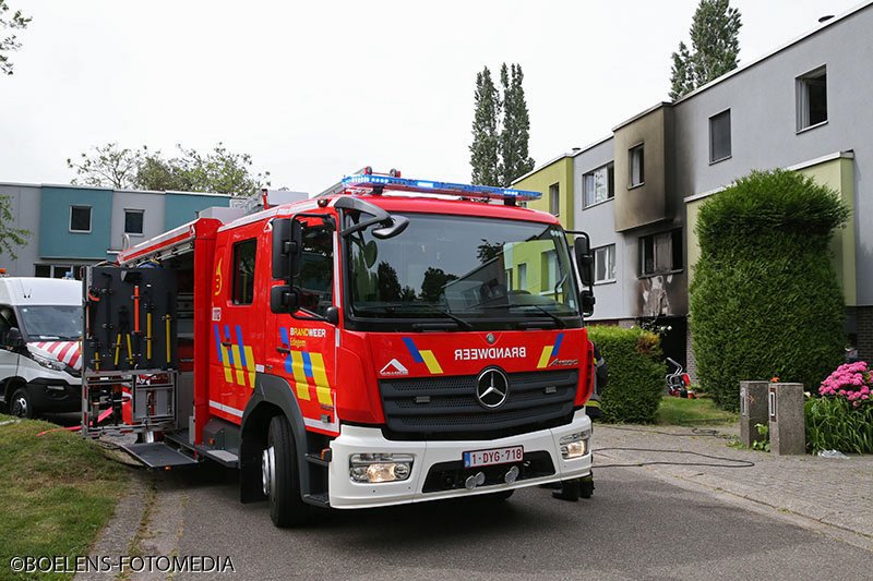 Drie gewonden bij uitslaande garagebrand in de Lieve Gruyaertstraat te Mortsel.