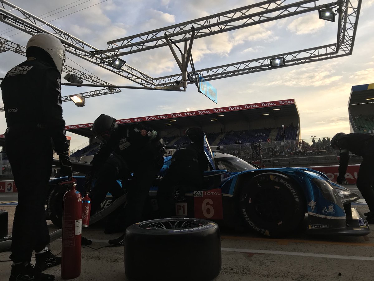 Twenty past nine here at Le Mans and light is beginning to fade. Oliver T brings #6 in for a fuel stop.