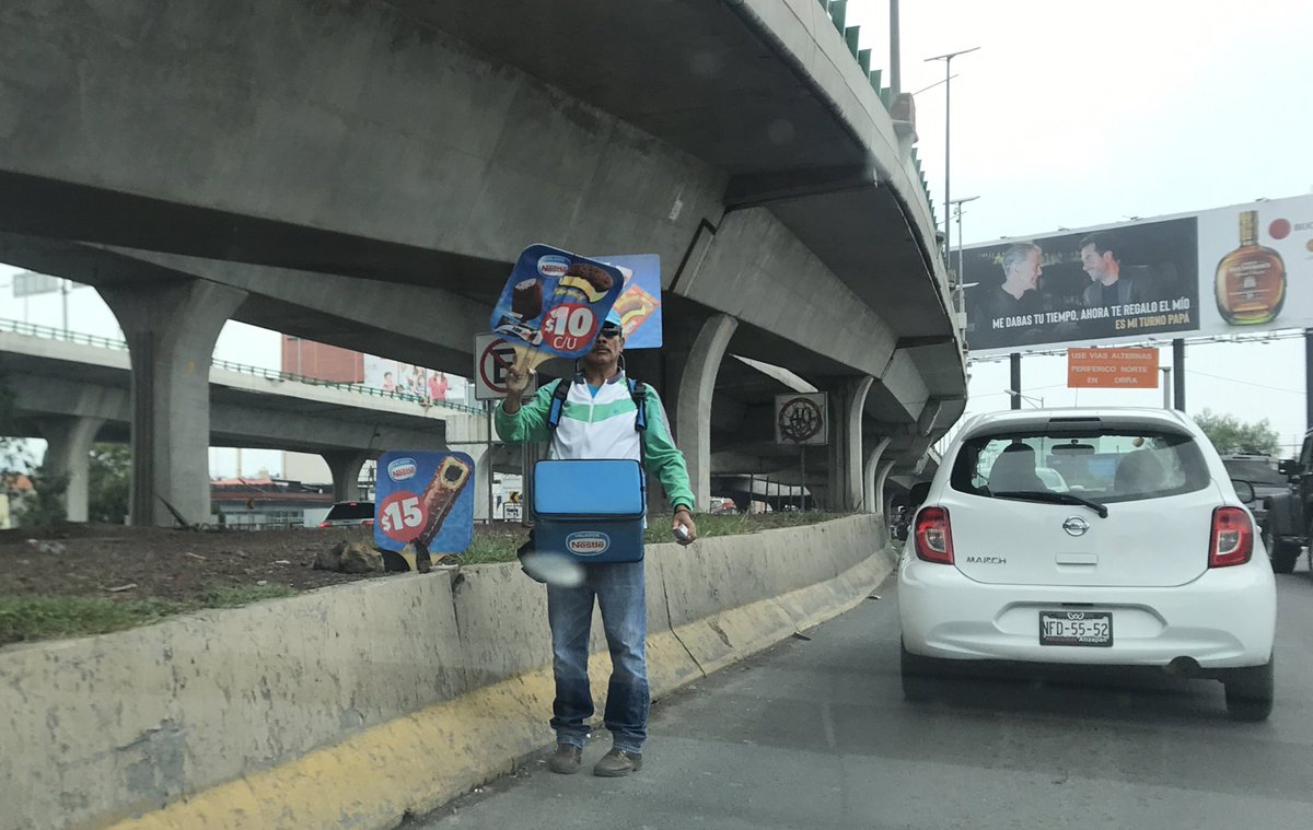 Oye <a href="/NestleMX/">Nestlé México</a>, ¿por qué fomentas que la gente arriesgue su vida y genere más tráfico al vender tus productos en la calle? ¿Eso hace un buen ciudadano corporativo?