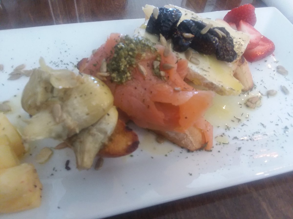 DiningLV's tweet photo. #bruschetta 3 ways #salmon #pesto #artichoke #brie #apple #fig #dirtyfork #Vegas https://t.co/qpxlrtpNO9