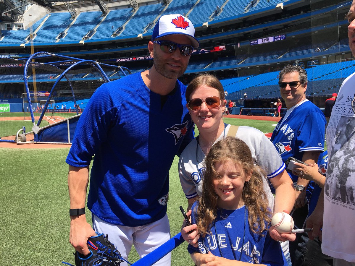 jlparizeau's tweet photo. Huge thanks to @BarryDavis_ for helping Daphne meet her all time fave player and getting her ball signed! #BlueJays https://t.co/YoiAFjwEUT