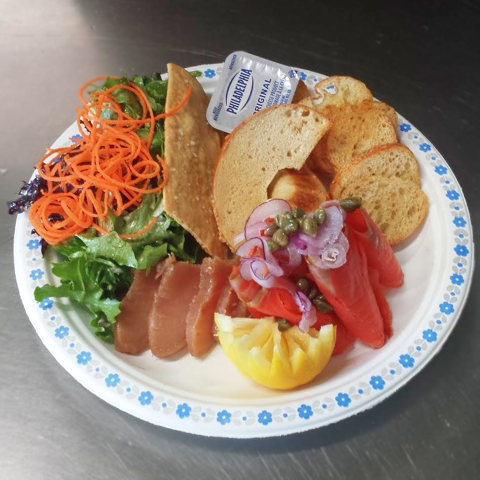 FishStoreYYJ's tweet image. Enjoy a Smoked Fish Plate @ #TheFishStore! Generous portions of smoked salmon &amp;amp; tuna with salad, toasted bagel, fresh crostini, Armenian cracker bread, cream cheese, thinly sliced red onions &amp;amp; capers. 👌Great to share w/ friends by the Ocean Side! ⛵☀instagram.com/p/BkGQ4tTD3ox #yyj